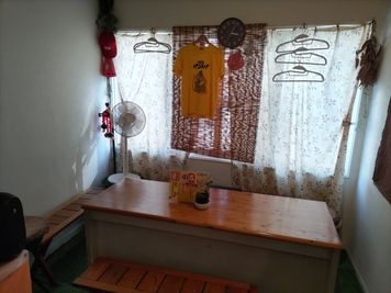 2F飲食小屋（喫煙可）
奥の団体用（８人ぐらいまで）テーブル席 - ピクニック小屋　パコカパの室内の写真