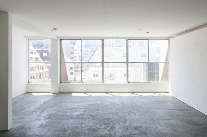 明るい自然光が入る大きな窓とグレーのモルタルの床、大きすぎないちょうど良い大きさのスタジオです。 - エンパイヤ No.8の室内の写真