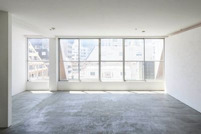 たっぷりの自然光とモルタル床。身軽に撮れる、古いビル8階の撮影スタジオ - エンパイヤ No.8