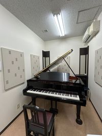 小山センター グランドピアノS‐2ルームの室内の写真
