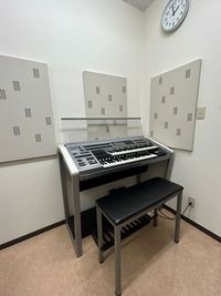 小山センター グランドピアノS‐2ルームの室内の写真