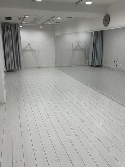 【オープン記念価格】白を基調にしたオシャレな空間。
最大10名収容可能 44㎡ - 244ダンススタジオ堺筋本町 【NEW】　堺筋本町駅徒歩5分　ダンス・ヨガ　244ダンスタジオの室内の写真