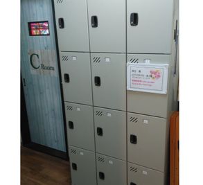 ロッカー12区画（月極有料） - HALレンタルスペース 【Eルーム】wifi無料 面談、教室の室内の写真