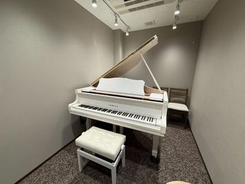 【用賀駅徒歩3分】8.33㎡/白くてかわいいピアノ備え付きの音楽スタジオ 楽器や歌の練習・レッスン・配信にご使用いただけます。 - ルービー用賀