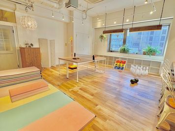 遊具は無料で貸し出ししています。 - レンタルスペース「FAM よこはま」 FAMよこはまレンタルスペースの室内の写真