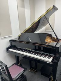 ミュージックアベニュー高松  グランドピアノとエレクトーンの練習室Room12の室内の写真