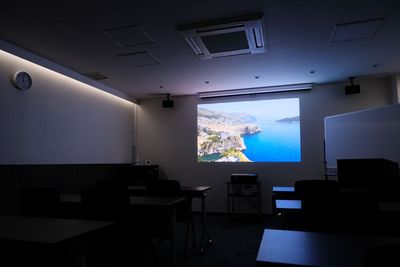 最新プロジェクターで映画やライブ映像も楽しめます！ - ニュー共栄ビル(大阪梅田)「地下レンタルスペース＆大会議室」の室内の写真