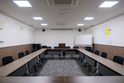 意見交換やディスカッションがしやすい、ロの字形式。 - ニュー共栄ビル(大阪梅田)「地下レンタルスペース＆大会議室」の室内の写真