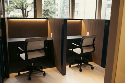 圧迫感がない半個室!こだわりの高機能チェアを採用。洗練されたデザインと座り心地、集中力を高める設計で生産性をサポート。 - ShareOffice(シェアオフィス)結う-You-