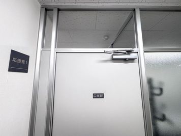 応接室前
壁はパーティションで仕切られており、上部は空いております。 - 埼玉カンファレンスセンター 【Ｍｉｏ大宮】応接室1の入口の写真
