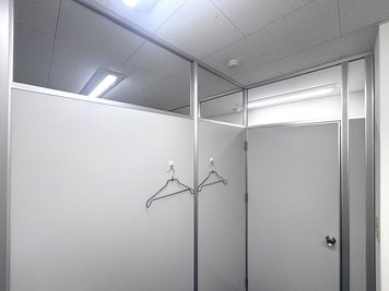 応接室内から見たドア側
壁はパーティションで仕切られており、上部は空いております。 - 埼玉カンファレンスセンター 【Ｍｉｏ大宮】応接室1の室内の写真