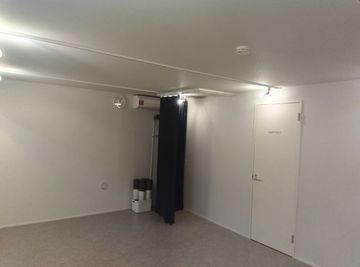 ヨガマットは予約時にオプションで貸し出し可能です。２人まで同時に入れる着替え用スペースがあります。 - SAKURA Patio G号室の設備の写真