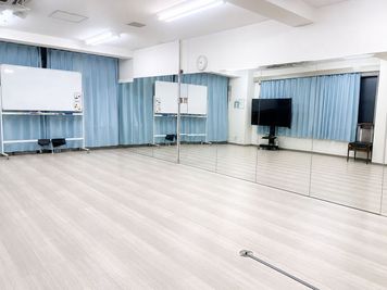 駅近【鏡幅6.84m,40㎡】(EV,65型モニタ,Wボード,机,撮影機材有)講習,教室,練習に最適なスタジオ(9人ダンス可) - レンタルスタジオプラス 新大阪2号店