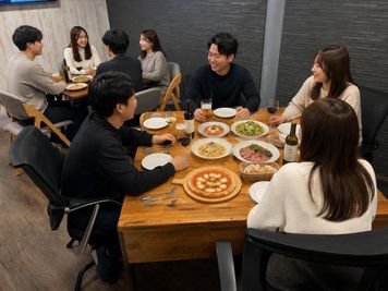 パーティー、ミーティングに最適☆24時間営業/65インチTV/エアコン完備/冷蔵庫/電子レンジ/電気ケトル/Free Wi-Fi - レンタルスペース八女市役所前