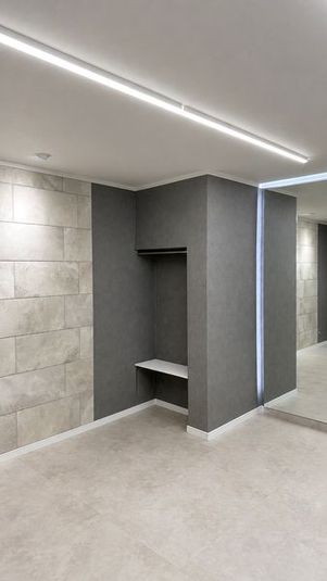 落ち着いたグレー基調のウェルネス空間。
鏡裏の照明、調光可能。 - S3 SAUNA STUDIO STAND 27STUDIO｜逗子駅徒歩2分レンタルスタジオの室内の写真