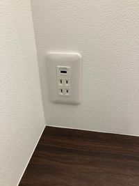 コンセント×２、USB×１ - YAMATO BASE　奈良 【１名】パーソナルブースC☆高速Wi-Fi無料！ウェビナーに最適の設備の写真