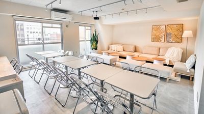 自然光が入る明るい空間で、会議・打ち合わせ・勉強会に最適です - LINK BASE 伏見 会議・セミナールームの室内の写真
