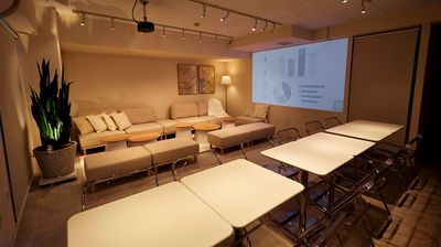 プロジェクター利用も可能な、落ち着いた雰囲気の会議・セミナースペース - LINK BASE 伏見 会議・セミナールームの室内の写真