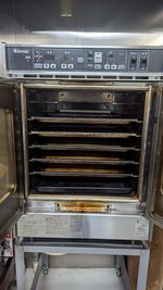 リンナイ中型ガスオーブン。やや古いですがしっかり稼働します。 - プラスショコラ西陣 製菓キッチン・プラスショコラ西陣の設備の写真