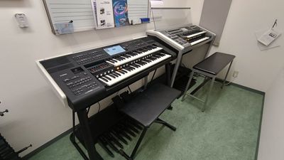 手前がELS-03X、奥にはELS-02Cがあります！ - ユニスタイル高松WEST ユニスタイル高松WEST　エレクトーン練習室　S2の室内の写真