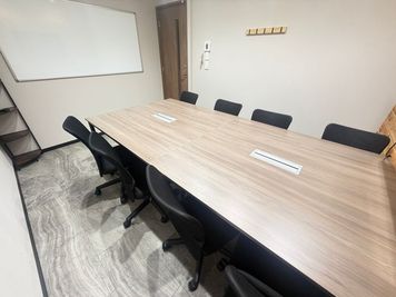 【浦和駅から徒歩1分】モニター・フリードリンク付き8名会議室(Room C) - いいオフィス浦和