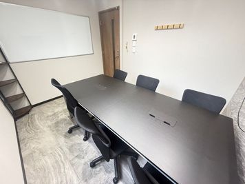 【浦和駅から徒歩1分】モニター・フリードリンク付き6名会議室(Room A) - いいオフィス浦和