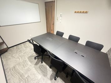 いいオフィス浦和 6名会議室（Room B）の室内の写真