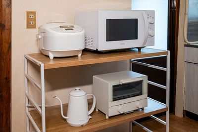 炊飯器、電子レンジ、トースター、ケトル - Nakamichi Retreat House キッチン付きレンタルスペースの設備の写真