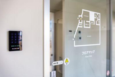 当施設は無人の施設です。予約時に施設解錠用暗証番号を発行いたします。ご利用日当日は暗証番号入力してご入館ください。 - FOOD&Mobility Spot DoLIVE DoLIVE（レンタルホール）の入口の写真