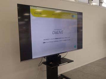 85インチの大型モニターを2台完備！様々なニーズに対応可能です。 - FOOD&Mobility Spot DoLIVE DoLIVE（レンタルホール）の設備の写真