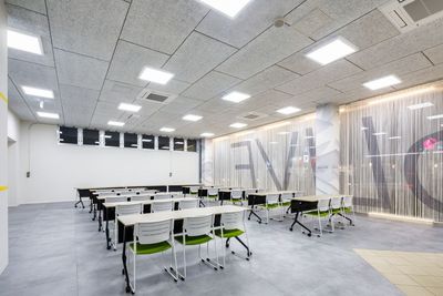 駐車場完備の多目的のレンタルホールです。1時間から利用でき、多彩な用途に対応します。 - FOOD&Mobility Spot DoLIVE