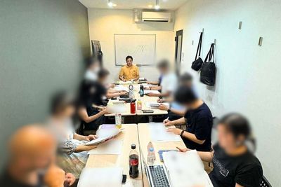 モニターを端に寄せて、ホワイトボードを使うことも可能です。 - 起業支援センター まちなかbizあおば まちなかbizあおばセミナールーム（大会議室）たまプラーザ駅近くの室内の写真