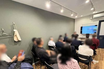 机を外に出すことで16名まで入ることも可能です（補助椅子を出すなどが必要になりますので、要事前相談） - 起業支援センター まちなかbizあおば まちなかbizあおばセミナールーム（大会議室）たまプラーザ駅近くの室内の写真