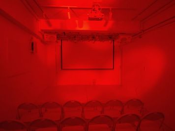 LEDカラーパーカンを使ってフロア全体を赤に演出。（青・緑・紫・黄色も出せます）
その他、ムービング（４台）ミラーボール、レーザー、ピンスポ等も完備。 - 貴方の店グループ どこよりも安い新宿・四谷の劇場型イベントホール！追加料金一切ナシの室内の写真