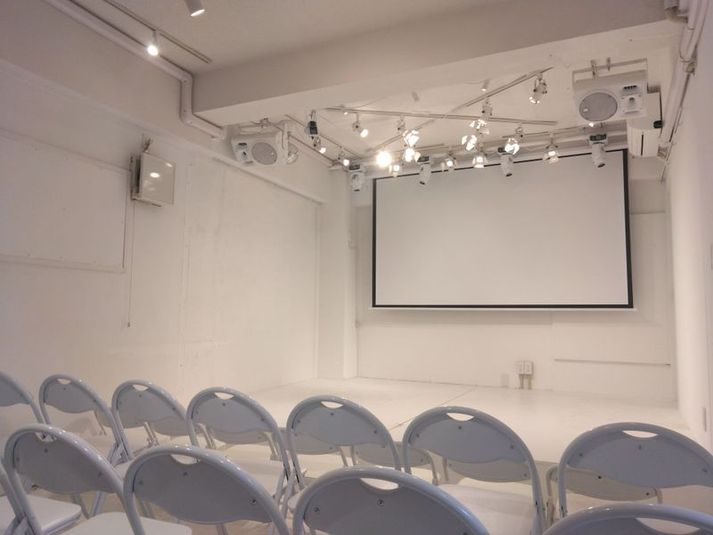 白を基調とした劇場型イベントスペースです。客席最大４０席
追加料金一切ナシ、恐らく都心のホールとしては一番安い自信あります。 - 貴方の店グループ どこよりも安い新宿・四谷の劇場型イベントホール！追加料金一切ナシの室内の写真