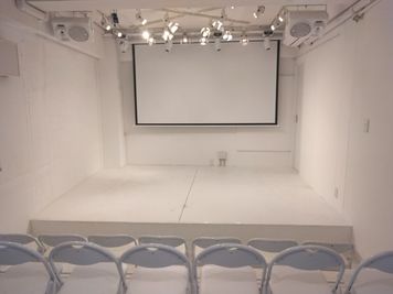 芝居公演・音楽ライブ・生誕祭・ファンミーティング・お笑いライブ等あらゆるイベントに対応
音響照明の知識がなくてもOK、スマホ一台あれば気軽にイベントが出来ます
 - 貴方の店グループ どこよりも安い新宿・四谷の劇場型イベントホール！追加料金一切ナシの室内の写真