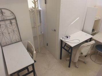 舞台袖にある楽屋です。
４畳半ほどの広さなので、４～５人は待機できます。楽屋にはトイレもございます（客席用は別にあります） - 貴方の店グループ どこよりも安い新宿・四谷の劇場型イベントホール！追加料金一切ナシの室内の写真