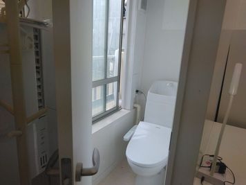 楽屋用のトイレです。本番中も安心！ - 貴方の店グループ どこよりも安い新宿・四谷の劇場型イベントホール！追加料金一切ナシの室内の写真