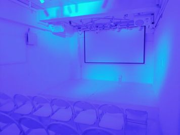 様々な特殊効果で、様々な演出が可能。音響照明の経験がない方でもスイッチ一つの操作で簡単です。何を使っても一切追加料金ナシ（写真は海の底にいるような幻想的な青） - 貴方の店グループ どこよりも安い新宿・四谷の劇場型イベントホール！追加料金一切ナシの室内の写真