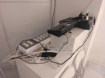 PAブースです。
音響も照明もノートPCはもちろん、スマホからでも出せます。
使い方は当日丁寧に教えます。 - 貴方の店グループ どこよりも安い新宿・四谷の劇場型イベントホール！追加料金一切ナシの室内の写真