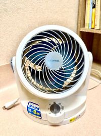 レンタルスペースモモ 疲れ集中新品イス。2畳の小さな作業スペースの室内の写真
