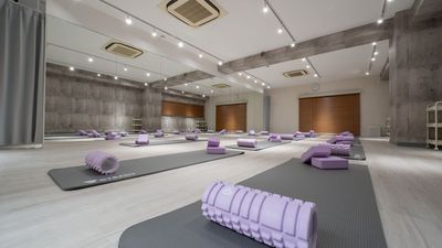 ヨガマット、ヨガローラー、ヨガブロック各12セット完備 (無料)
ライトも鏡から前、中央、後ろそれぞれ点消灯可能でお好みの空間を演出可能です。 - レンタルスタジオsense堺筋本町店 レンタルスタジオの室内の写真