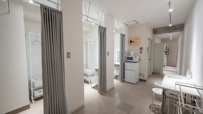 更衣スペースが3ヵ所、壁で区切られており、しっかりとした作りになっています。
また、その前には飲食スペースがあり、冷蔵庫・電子レンジも完備。 - レンタルスタジオsense堺筋本町店 レンタルスタジオの室内の写真