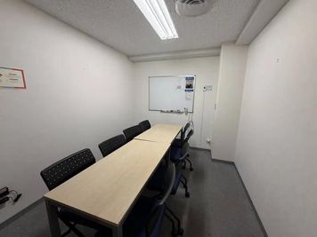 駅直結！横浜駅徒歩30秒｜最大8名｜セミナー、会議の利用に最適！エキニア横浜｜5階ハマポート会議室 - エキニア横浜 5階
