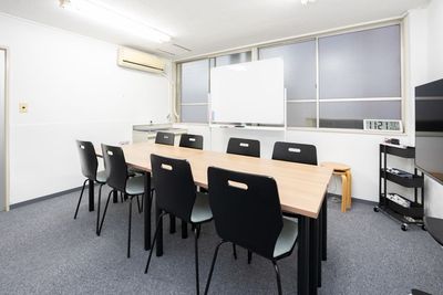 会議、打ち合わせ、交流会、ボードゲームなど幅広い用途にご利用いただけます - 貸会議室Aivic岩本町2号店の室内の写真