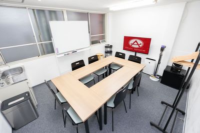 モニター、ホワイトボードも無料でお使いいただけます - 貸会議室Aivic岩本町2号店の室内の写真