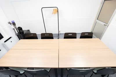 シンプルな内装でビジネス利用にも最適！ - 貸会議室Aivic岩本町2号店の室内の写真