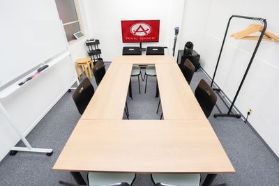 会議型（コの字型）など、レイアウト変更も自由自在！ - 貸会議室Aivic岩本町2号店の室内の写真