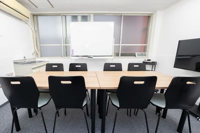 テーブル席は8人着席可能！ - 貸会議室Aivic岩本町2号店の室内の写真
