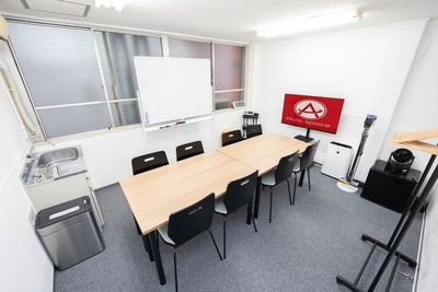 幅広い用途にご利用いただけます。 - 貸会議室Aivic岩本町2号店の室内の写真